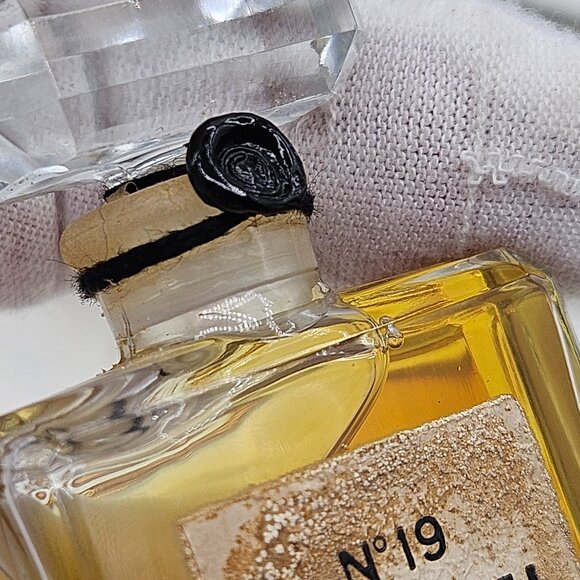 CHANEL No 19 Parfum - Picture 4 of 8